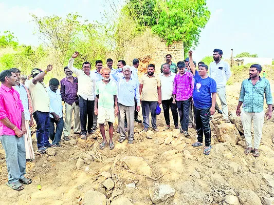చారిత్రక గడిని కూల్చవద్దని ధర్నా