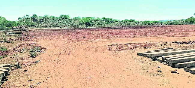 అటవీ భూమి కబ్జాకు యత్నం