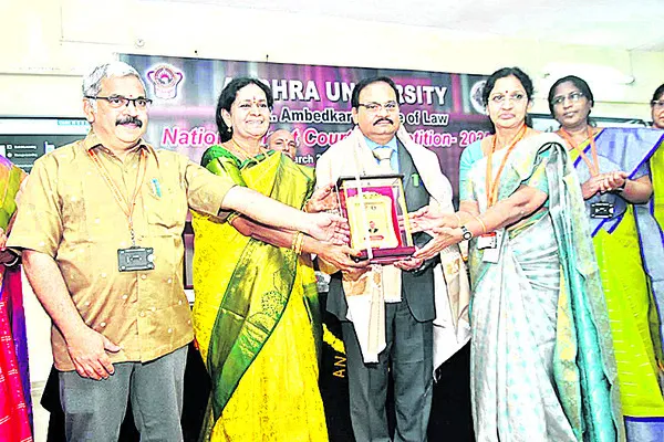 సాంకేతిక సవాళ్లను ఎదుర్కొనే చట్టాలు అవసరం 