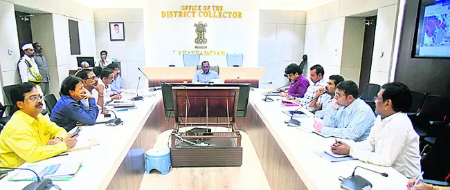 విశాఖ అభివృద్ధిపై మంత్రి నారాయణ సమీక్ష