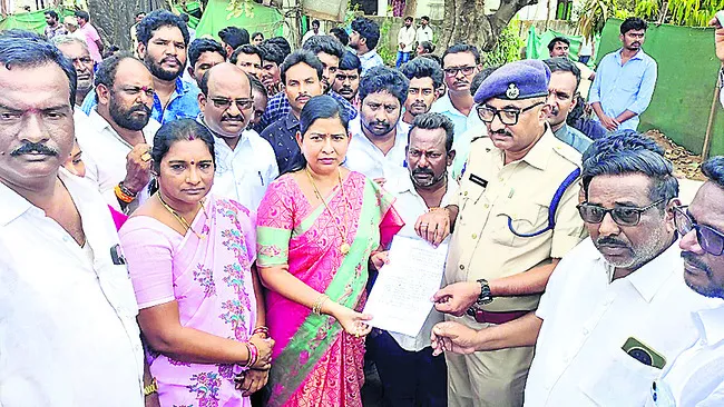 గాంధీకాలనీలో అంబేడ్కర్‌కు అవమానం 