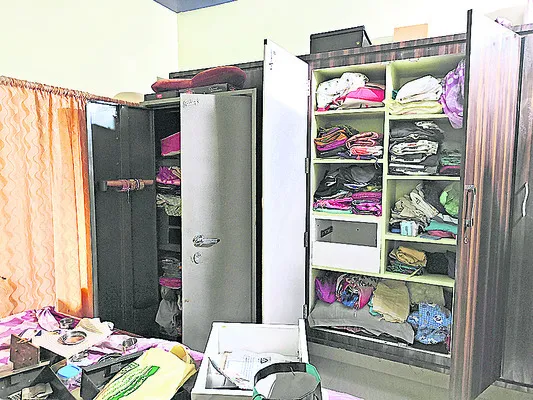 ఇంటి తాళాలు పగులగొట్టి చోరీ