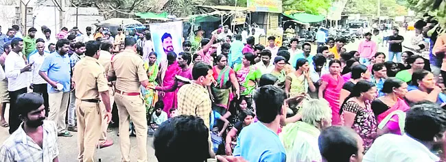మృతుడి కుటుంబానికి న్యాయం చేయాలంటూ రాస్తారోకో