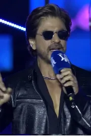 Shah Rukh Khan and Virat Kohli Pathaan steps at IPL 2025 opening8