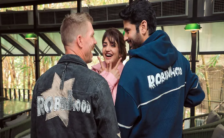 David Warner Dance Pushpa Song At Robinhood Pre Release Event