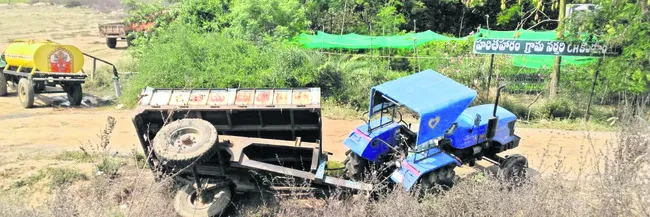 గేదెను తప్పించబోయి ట్రాక్టర్‌ బోల్తా