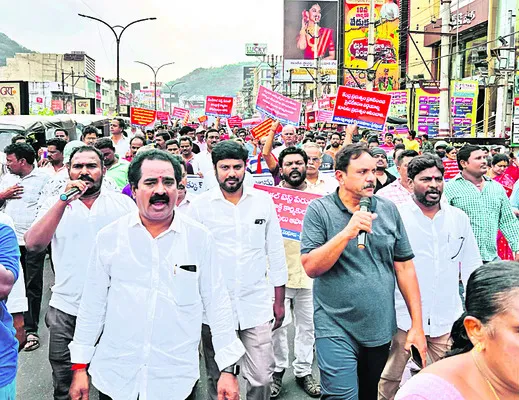 కదం తొక్కిన ఉక్కు కాంట్రాక్టు కార్మికులు