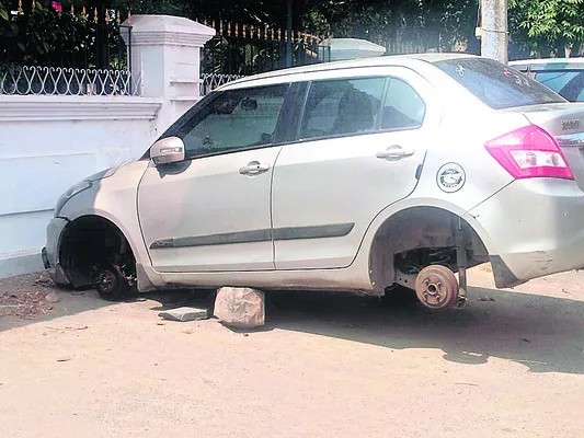 కారు ఉంది.. టైర్లు మాయం