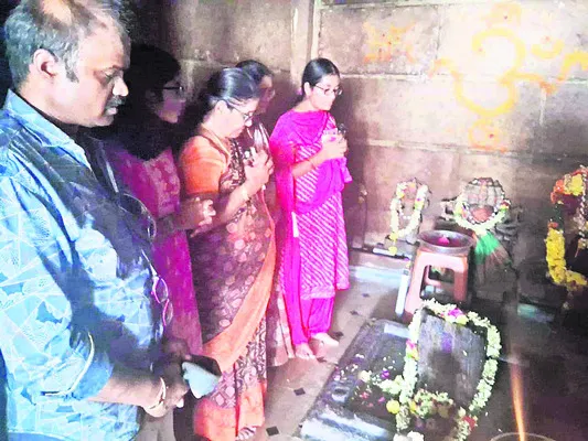 దొరకని కార్మికుల ఆచూకీ 
