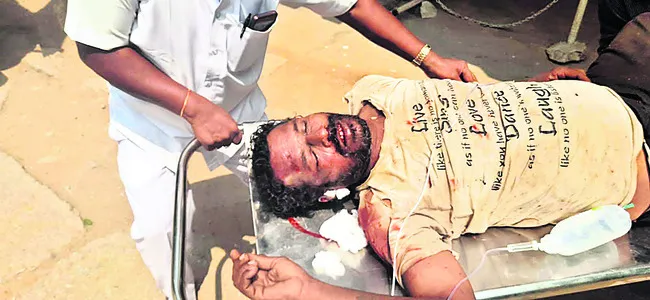 చెట్టుపై నుంచి పడి వ్యక్తికి తీవ్ర గాయాలు