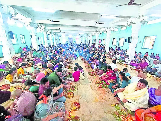 రత్నగిరిపై భక్తుల సందడి