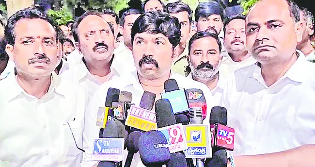 రాజకీయంగా ఎదుర్కోలేకే పోలీసు కేసులు