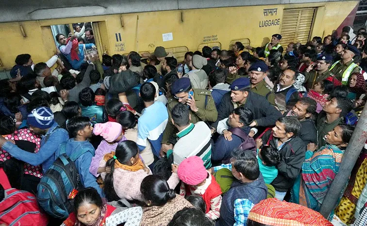 Stampede Like Situation at New Delhi Railway Station Huge Rush of Passengers due to Delay in Several Trains