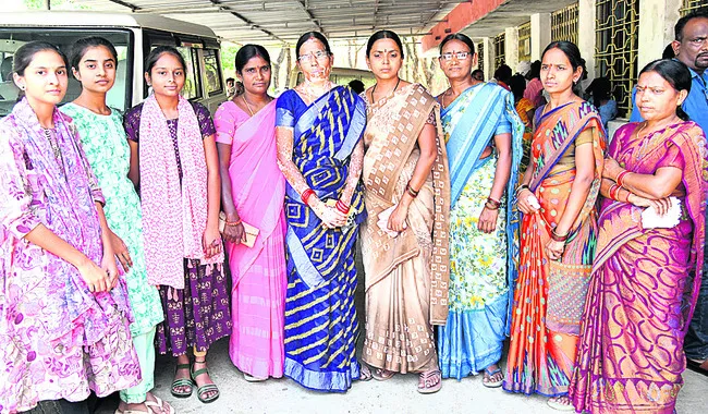 టీచర్ల సస్పెన్షన్ ఎత్తివేయాలి