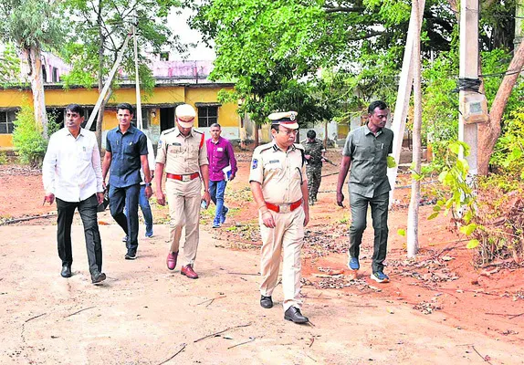 ఫిర్యాదుదారులతో మర్యాదగా ప్రవర్తించాలి 