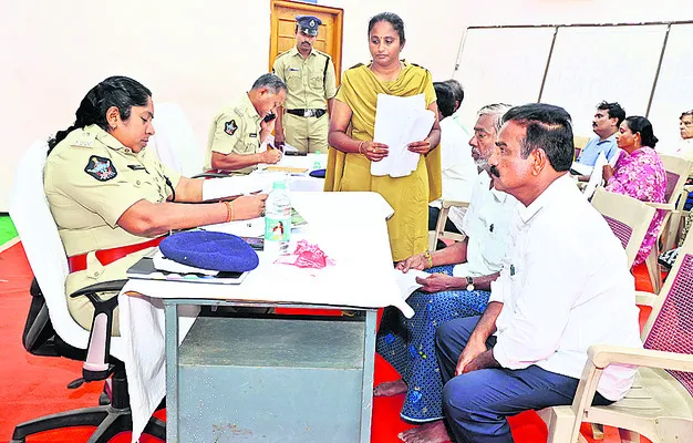 మా గోడు విని ఆదుకోండి 