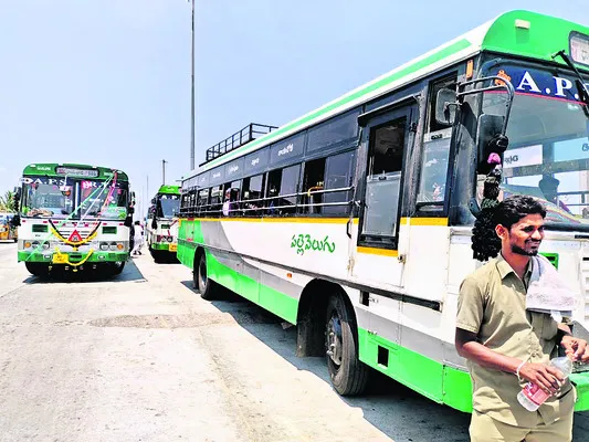 టోల్ప్లాజా వద్ద ఆగిన అద్దె బస్సులు