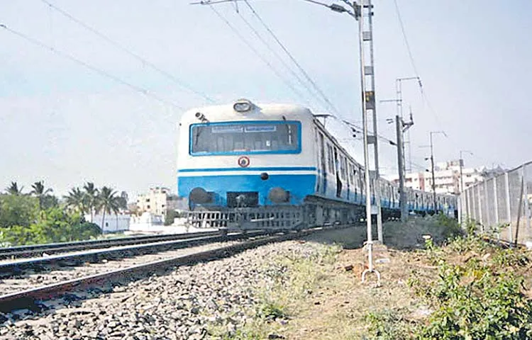 Police find it difficult to identify suspect in MMTS train incident