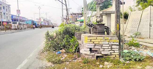 నడి రోడ్డుపై మృత్యుపాశాలు!