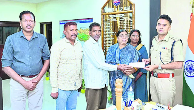 బాధిత కుటుంబానికి అండగా ఉంటాం