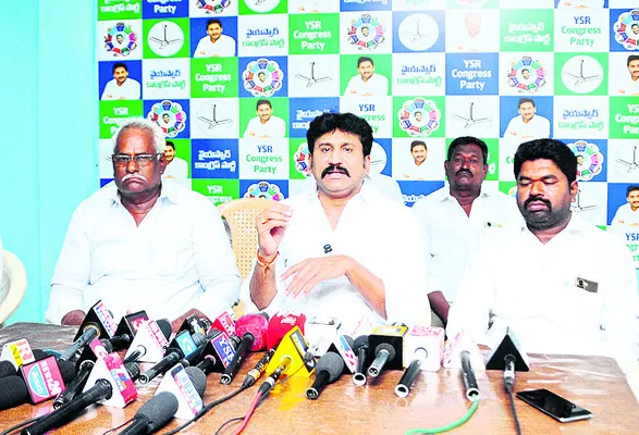 ‘పరిటాల’ అండతోనే భూ వివాదం 