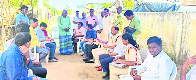రైతు ఆత్మహత్యలపై త్రిసభ్య కమిటీ విచారణ