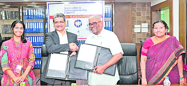 ఇక్ఫాయ్‌– టీహబ్‌ మధ్య కుదిరిన ఒప్పందం 
