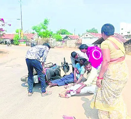 టిప్పర్, బైక్ ఢీకొని ఇద్దరికి గాయాలు