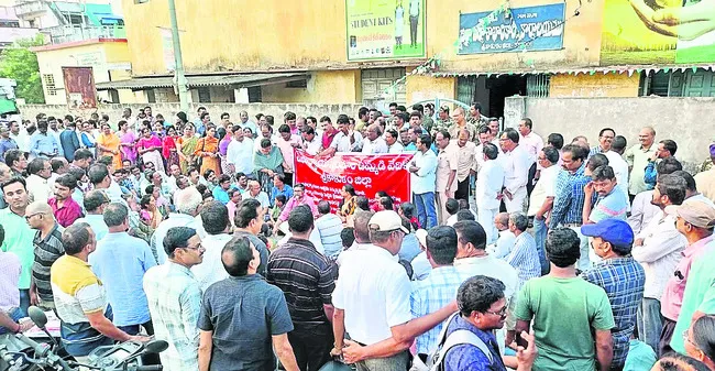 డీఈఓను విధుల నుంచి తప్పించాలి 