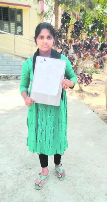 దు:ఖం దిగమింగి.. పరీక్ష రాసి