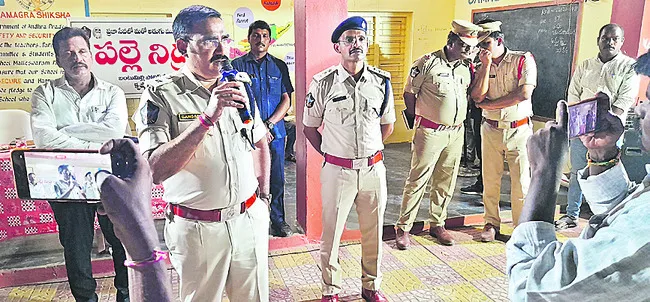 గ్రామ స్వరాజ్యం కోసం  కృషి చేయాలి 