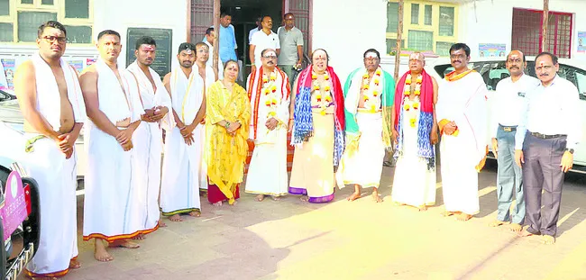 మా కులం పేర్లు మార్చండి సారూ...