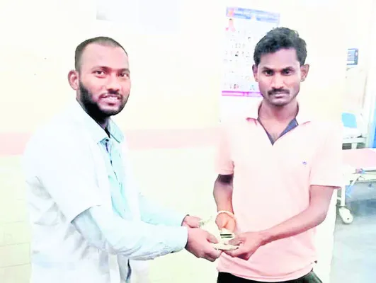 నిజాయితీ చాటుకున్న 108 వాహన సిబ్బంది