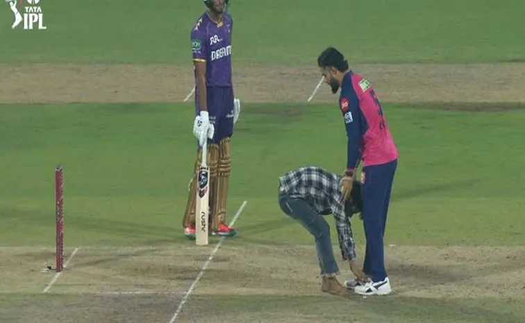 IPL 2025 RR VS KKR: Fan Came Into Ground And Touched Riyan Parag Feet5
