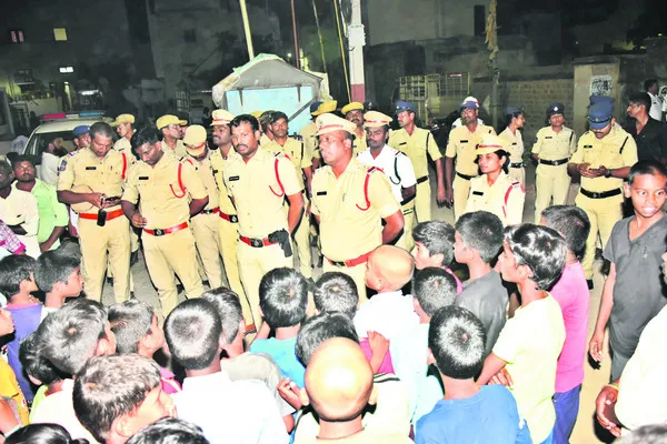 అనుమానిత వ్యక్తుల సమాచారం అందించాలి