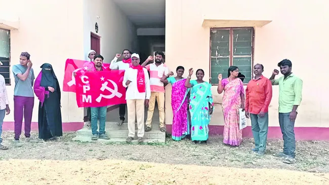 డబుల్బెడ్రూం ఇళ్లు కేటాయించాలి
