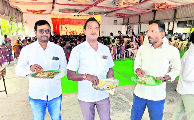 ఏ పెళ్లికి వెళ్లినా స్టీల్‌ ప్లేట్‌లోనే భోజనం 