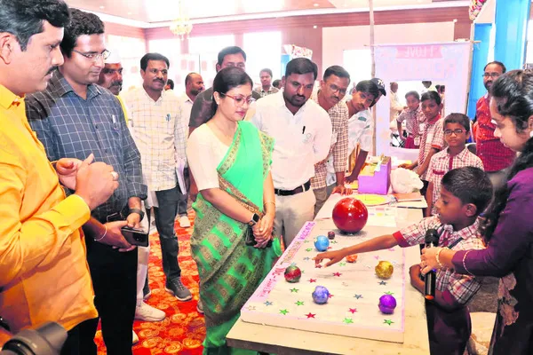 విద్యార్థుల్లో సృజనాత్మకతను పెంచాలి 