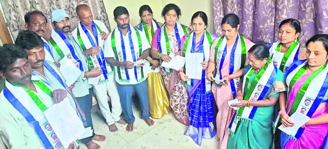 ప్రజాస్వామ్యం అపహాస్యం 