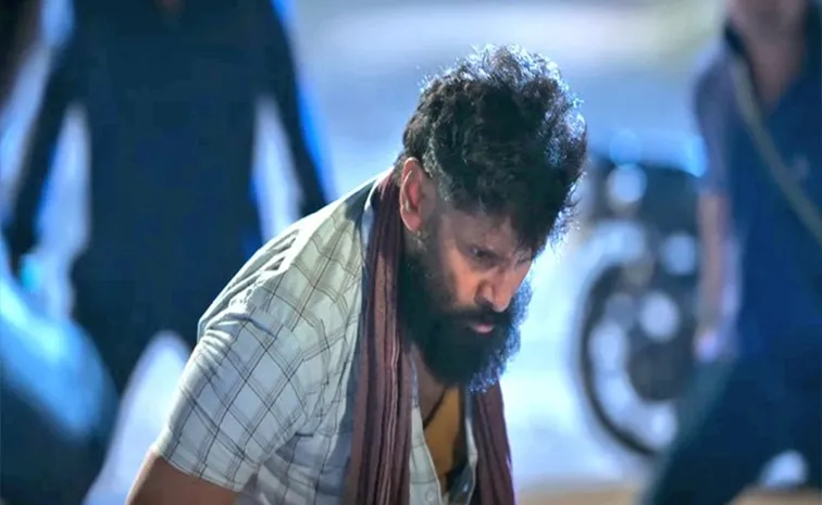 Kollywood Hero Vikram takes auto to avoid crowd after screening of Movie