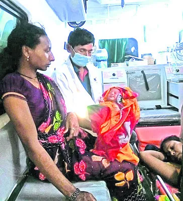 ఆటోలో పురుడు పోసిన 108 సిబ్బంది