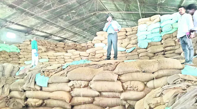 రైస్‌మిల్లులో టాస్క్‌ఫోర్స్‌ అధికారుల సోదాలు