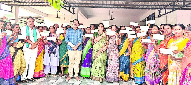 లబ్ధిదారులకు కల్యాణలక్ష్మి చెక్కులు అందజేత
