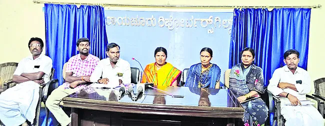 పనుల కేటాయింపులో   పీడీఓ పక్షపాతం 