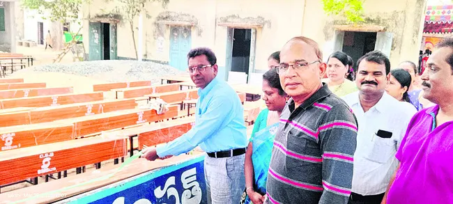 ప్రభుత్వ పాఠశాలకు సామగ్రి వితరణ