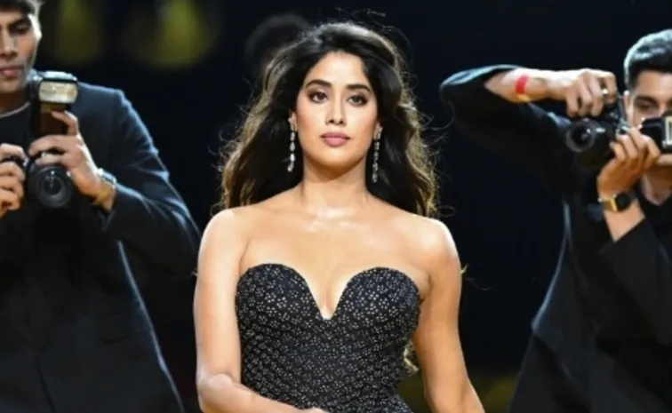 Who is the couple Janhvi Kapoor hugged after her ramp walk