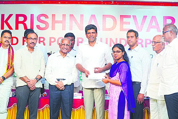 రూ.30 లక్షల ఉపకార వేతనాలు పంపిణీ 