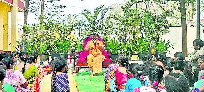 ఉగాది అందరికీ  శుభాలు ఇవ్వాలి 
