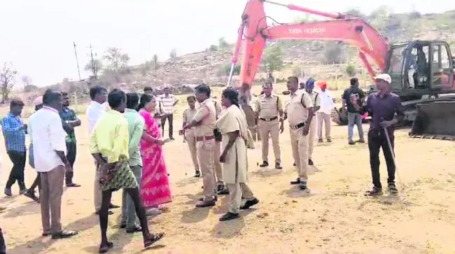 ఆయిల్‌పాం ఫ్యాక్టరీ పనులు అడ్డుకున్న గ్రామస్తులు 
