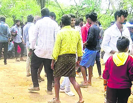 తెలుగు తమ్ముళ్ల ఆధ్వర్యంలో జోరుగా కోడిపందేలు 